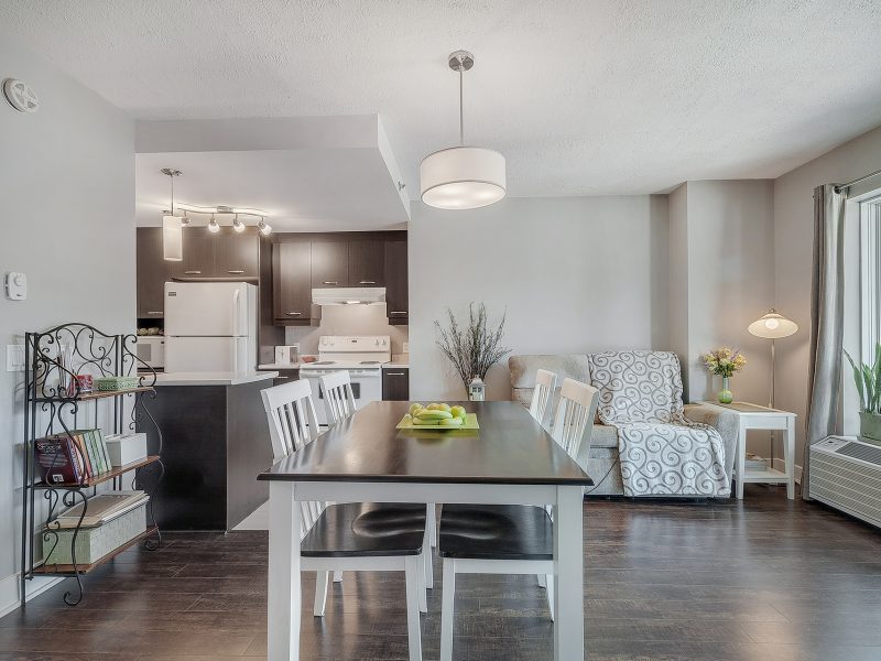 Salle à manger2 800x600 - Condo Laval
