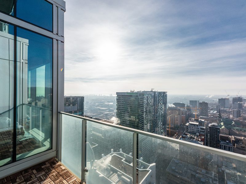 555 0653 800x600 - Elegant downtown condo with breathtaking view