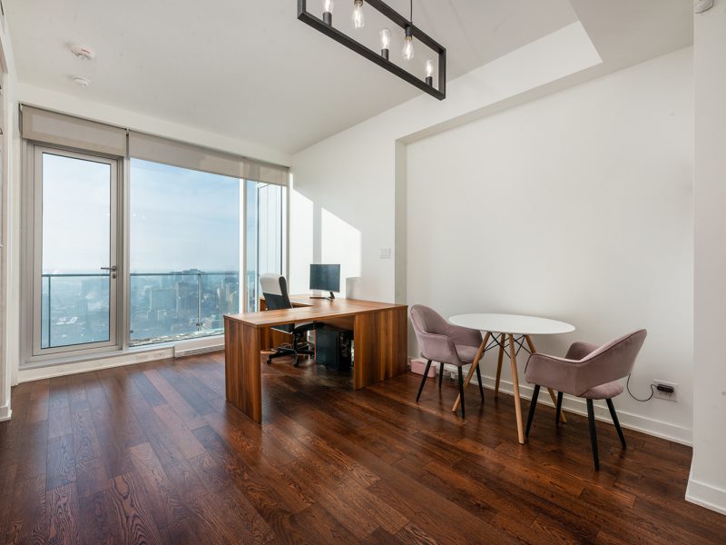 555 0705 800x600 - Elegant downtown condo with breathtaking view
